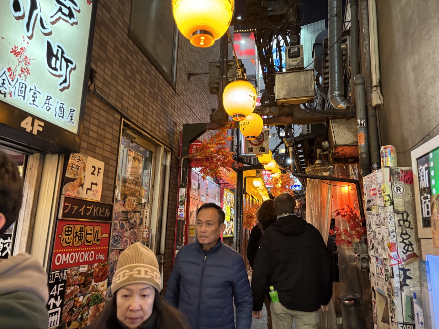 Tokyo: Shinjuku Bar Crawl Tour -3 Drinks & Local foods-