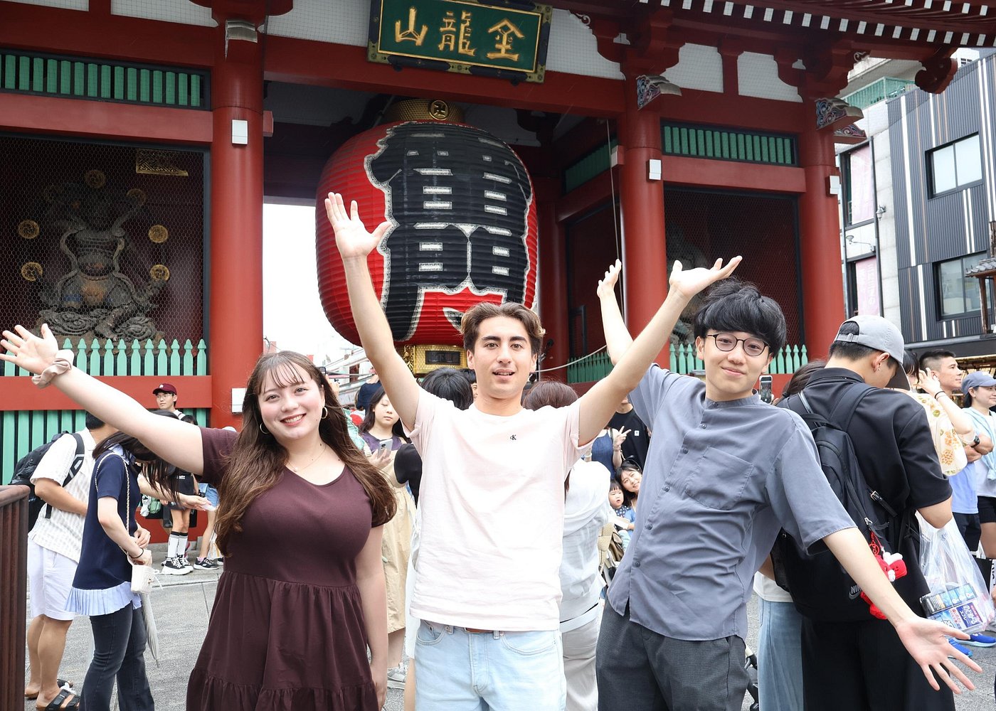 Tokyo: Private Asakusa & Senso-ji Temple Tour with 3 food stops